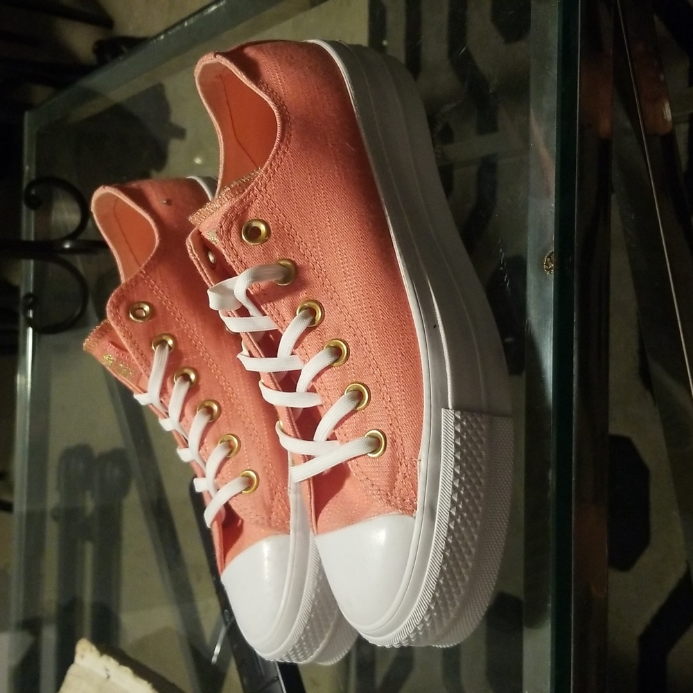 Converse sneakers, they run big, fits more like a size 9. No box